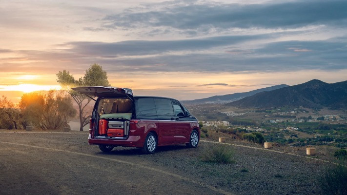 Volkswagen запропонував для Multivan спальне місце та меблі