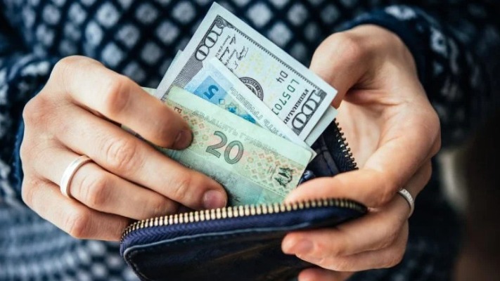 Українці ховають долари: що відбувається з курсом валют