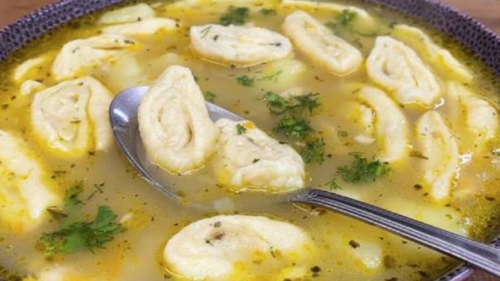 Як приготувати смачний курячий суп з вершками та часниковими галушками