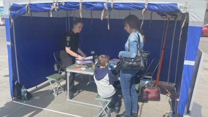 Удар РФ по Епіцентру в Харкові: ідентифіковано тіло працівника гіпермаркету, 8-річний син якого здавав зразки ДНК. ФОТО