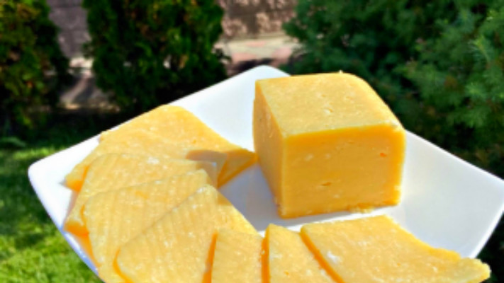 Твердий сир в домашніх умовах! Беру 1 кг сиру і трачу лише 15 хвилин часу – швидко, просто і дуже смачно!