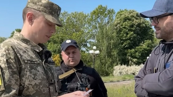 Залишають без зв’язку з рідними: чи має право ТЦК забирати телефон — відповідь юристів