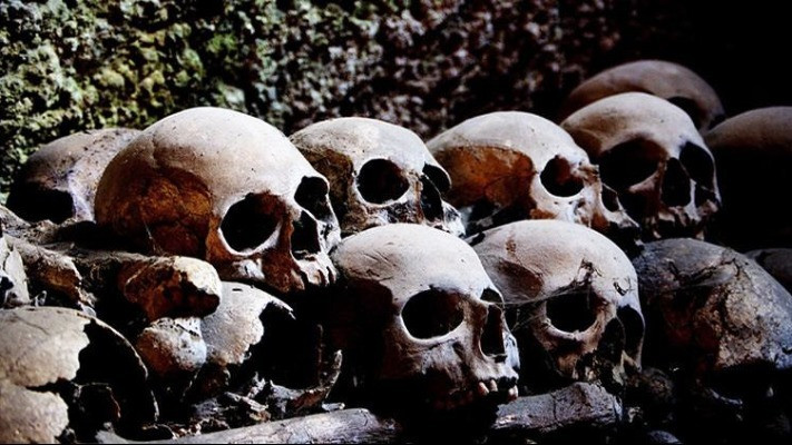 Хрести, домовини та черепи: у руслі Дністра на поверхні опинився затоплений цвинтар