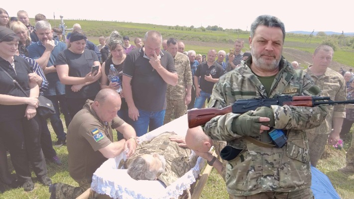 Справжній герой: Україна прощається з відомими волонером та військовим