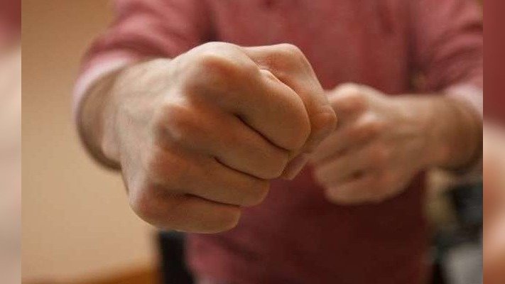 Чоловік побив поліцейського