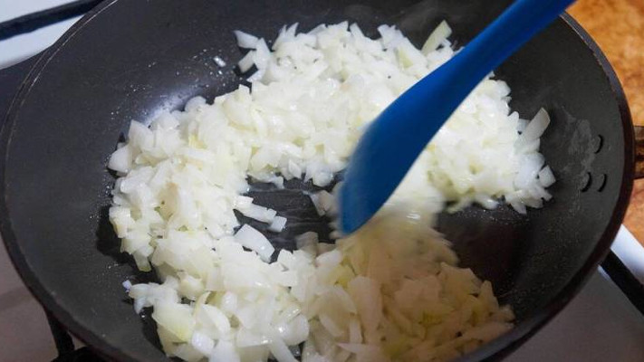 Коли вдома майже немає продуктів, дуже рятує цей дешевий рецепт з цибулі та батона!