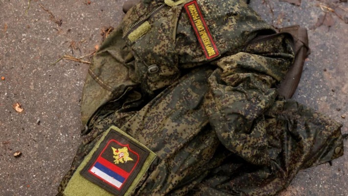 Російський солдат залишився без обох ніг після скиду боєприпасу на Донеччині. ВIДЕО 18+