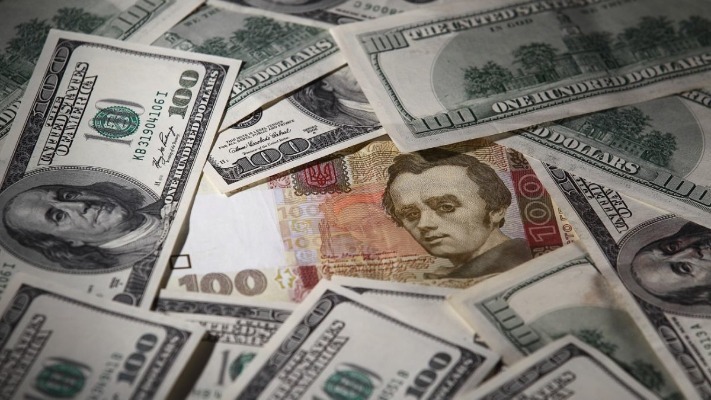 Курс валют: українці масово скуповують долари - чи варто це робити