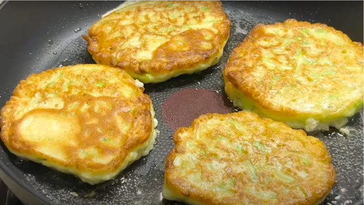 Просто змішую кабачки з кефіром! Дуже смачні кабачкові оладки на сніданок за 5 хвилин