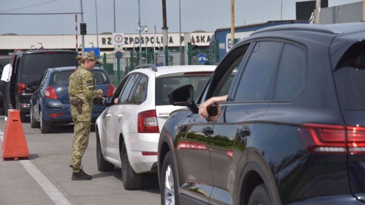 Як чоловікам виїхати за кордон: інструкція