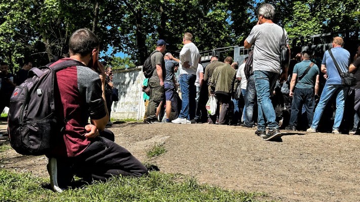 Чоловіки штурмують ЦНАПи та ТЦК: шокуючі кадри