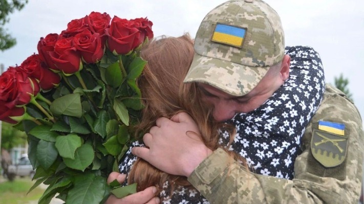 Військовий по-особливому освідчився своїй коханій. ВІДЕО
