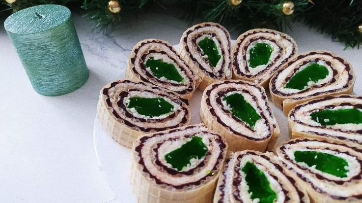 Незвичайний десерт вафельний рулет Смарагдові каблучки 