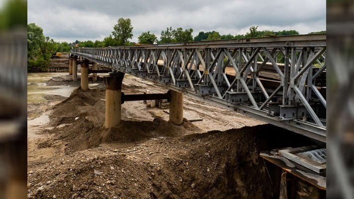 На Буковині вантажівки руйнують покриття тимчасового моста