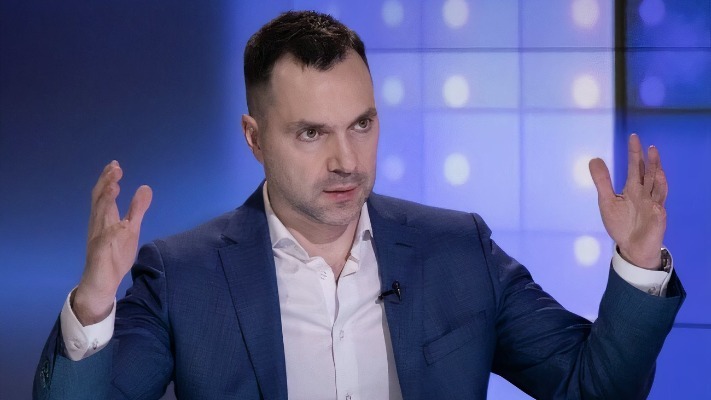 Після початку Курської операції Арестович змінив риторику і звернувся до росіян з матами