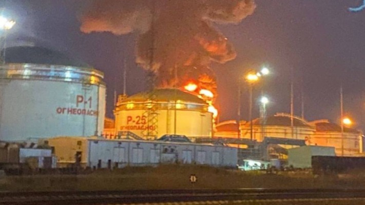 Безпілотник атакував нафтобазу у Воронезькій області РФ: там спалахнула пожежа (відео)