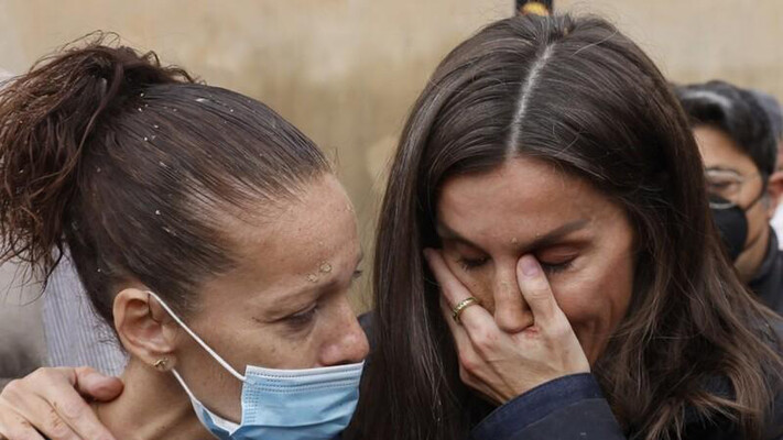 Короля і королеву Іспанії закидали брудом у Валенсії. Прем'єра вдарили палицею. Відео