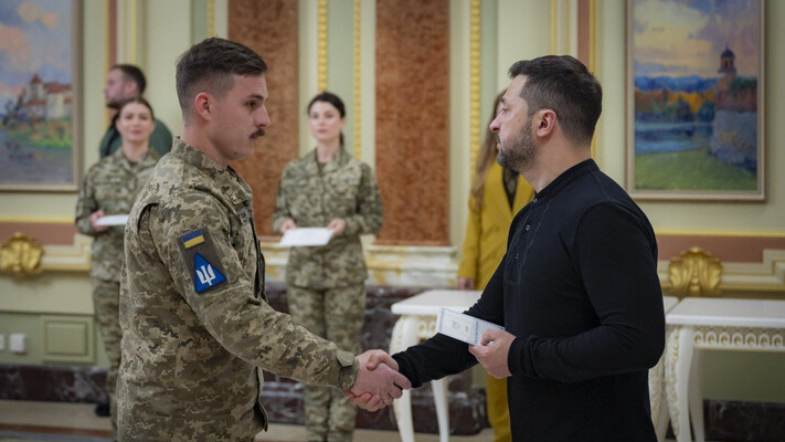 Президент Зеленський подарував квартиру військовому льотчику з Кременчука Вадиму Ворошилову