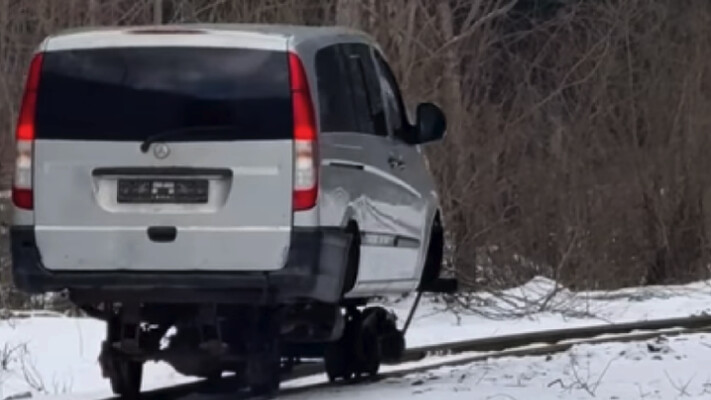 Mercedes замість паровоза: у Румунії адаптували авто для вузькоколійки
