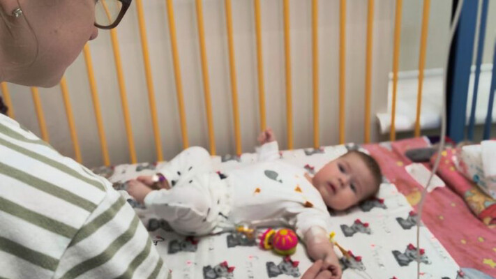 У Львові оперують найскладніші патології: лікарі врятували немовля, яке ледь не вбила пухлина