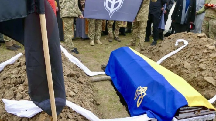Воїна на псевдо Турист похоронили поруч із двома його товаришами (Фото)