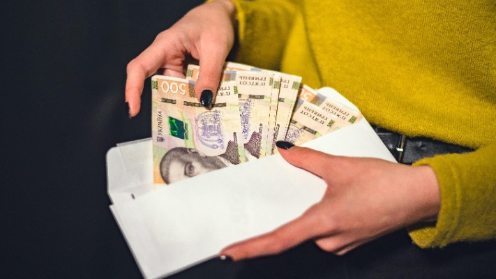 Навіть з переказу в 1 гривню доведеться платити податок: нововведення з 1 травня