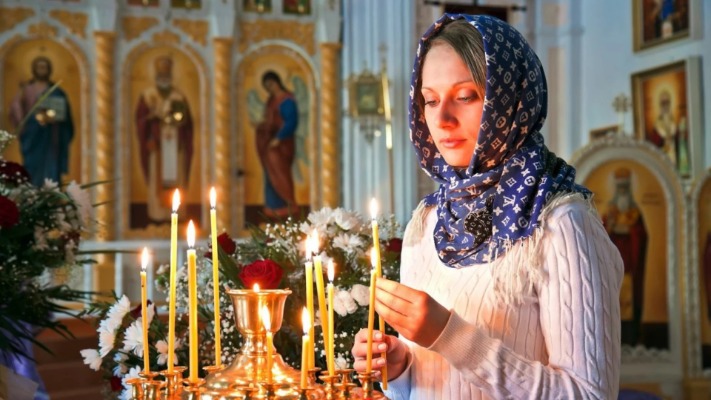 Без хустки та в штанах: чи можна так іти до церкви жінкам