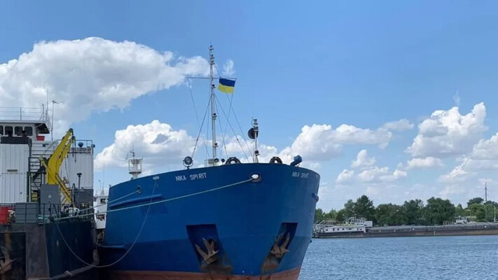 Україна продала танкер РФ, який блокував Керченську протоку