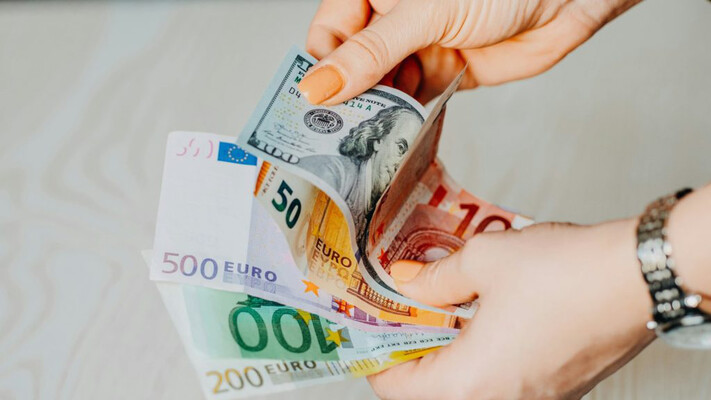 Курс євро до долара зріс: які плюси та мінуси для України