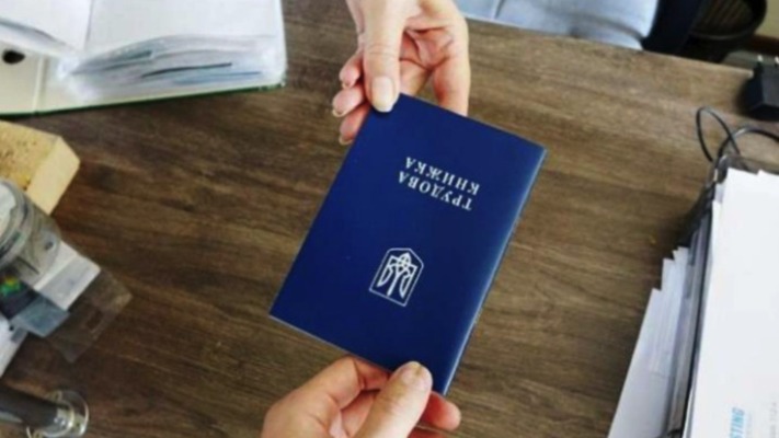 Трудова книжка може змінити розмір пенсії українців: що варто знати всім