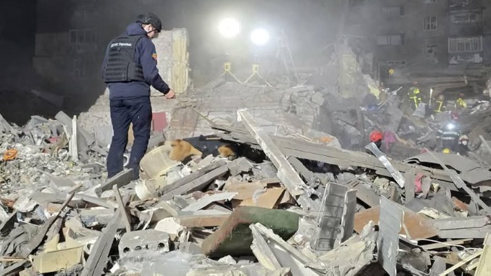 З-під завалів зруйнованого росіянами буднику у Києві чути телефонні дзвінки — рятувальна операція триває