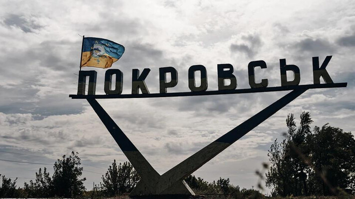 На подвірʼях Покровська зафіксували сім могил цивільних