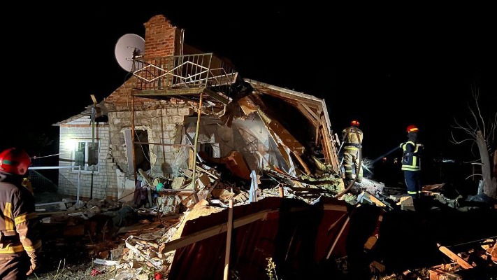 На Дніпропетровщині ворожий дрон влучив у житловий будинок: загинула дитина, є поранені