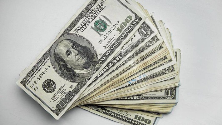 Українцям стає все сутужніше жити: люди продали найбільше доларів за всі роки війни