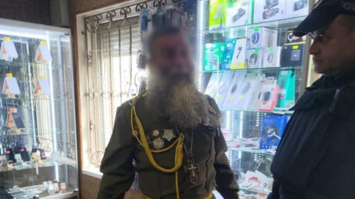 На Закарпатті священник УПЦ МП розгулював вулицями у радянській формі із георгіївською стрічкою
