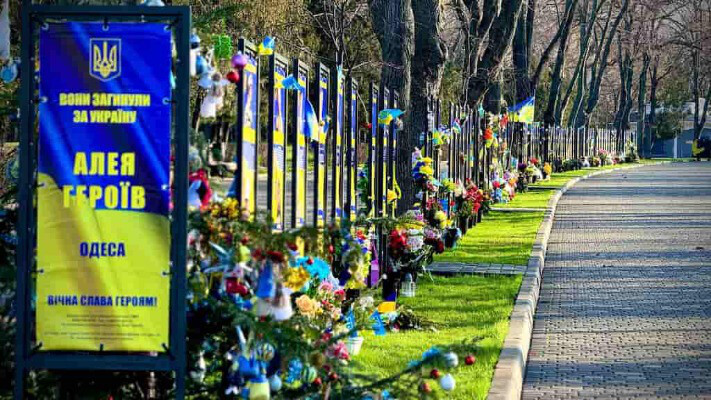 Образа пам’яті полеглих: на Алеї Героїв стався конфлікт із собачницею (відео)
