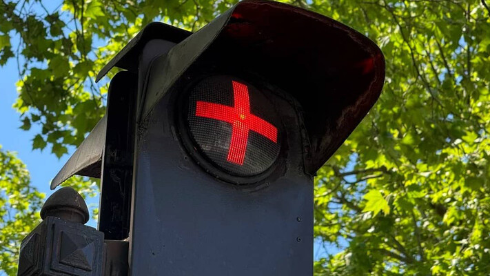  Що означає червоний плюс на світлофорі: як поводитись водіям 