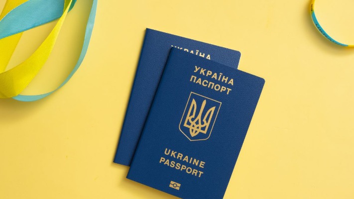Папери й несподіванки: нові нюанси для тих, хто оформлює паспорт за кордоном