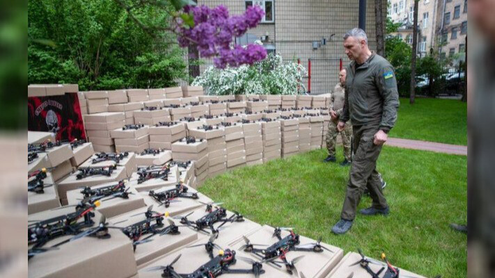 Віталій Кличко передав від громади Києва 72 бригаді 900 дронів, модифікованих під потреби підрозділу