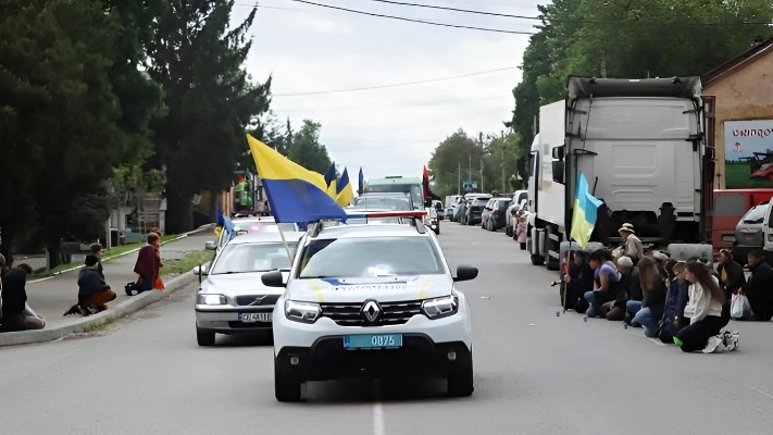 Навколішки зустрічали траурний кортеж з полеглим Героєм: Україна прощається з Віталієм Баліцьким