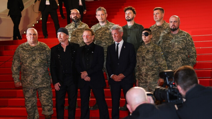 Лідер гурту U2: «Важливо нагадувати світові про щоденний героїзм українських військових»
