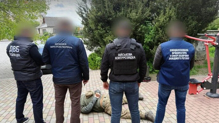  Погрожував мобілізацією, якщо не заплатить 25000 доларів — спіймали військового 