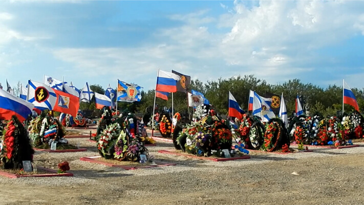 У Севастополі поховали військового РФ, який після строкової служби підписав контракт і загинув на війні проти України