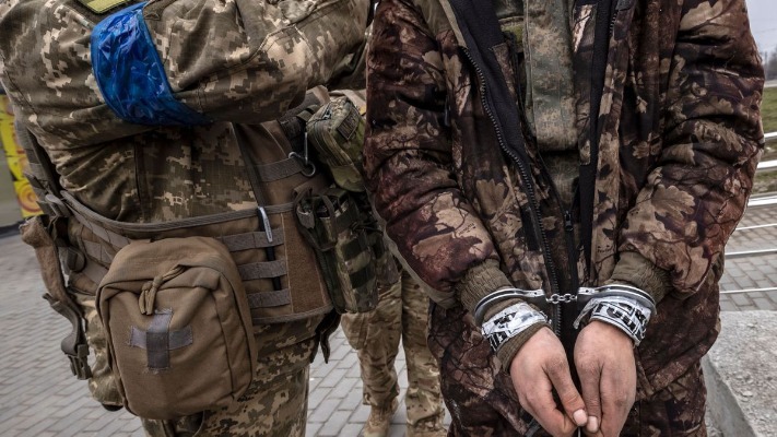 Розстріляв двох Героїв — і сам потрапив у полон: рашист отримає по заслузі