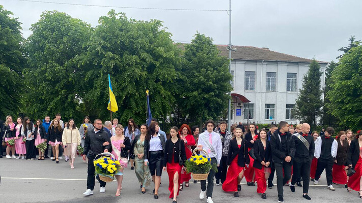 Останній дзвоник в Хмільнику закінчився покладанням квітів на Алеї пам'яті загиблих захисників України