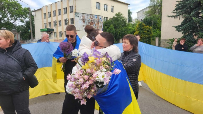 В Острозі урочисто зустріли матроса Олександра Гульчука, який повернувся з російського полону