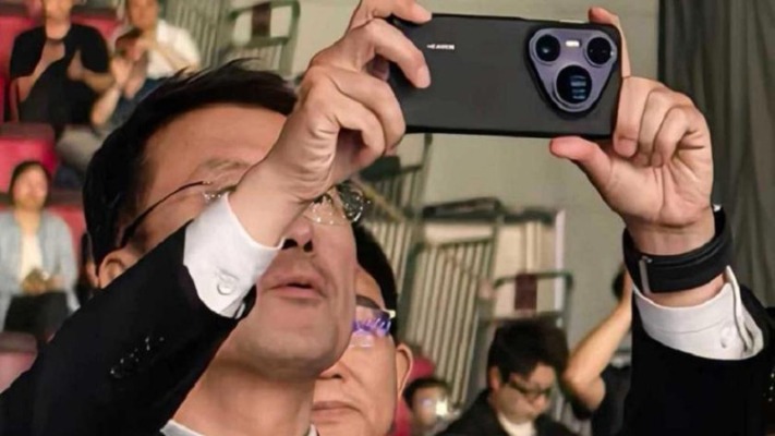 Глава Huawei випадково засвітили ще не представлений флагманський смартфон