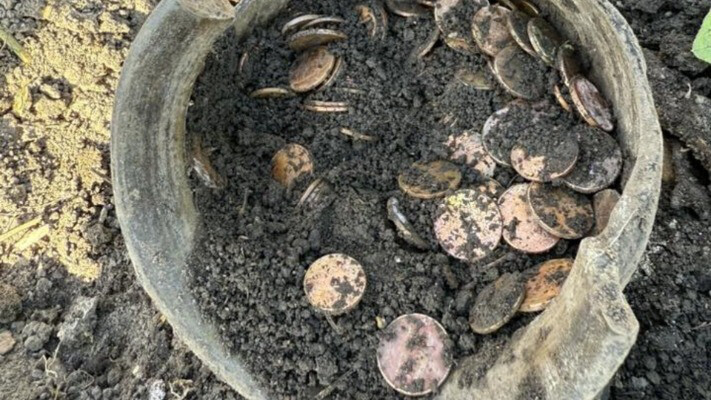Відомий священник викопав на подвір'ї глечик зі старовинними монетами. ФОТО