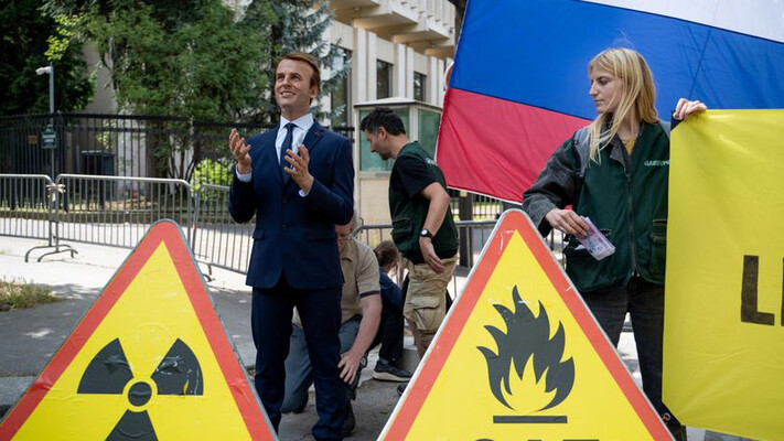 У Парижі екоактивісти викрали з музею воскову фігуру Макрона