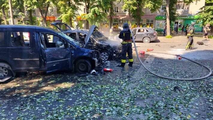 Цинічний удар росіян по центру Сум: ворог поцілив в автівки, є загиблі та багато поранених